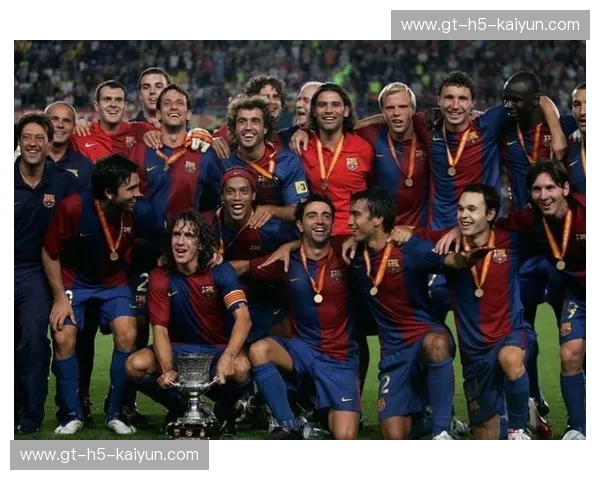 红蓝传奇再燃！当老特拉福德化身足球朝圣地：曼联元老vs巴萨元老，一场跨越时空的梦幻对决